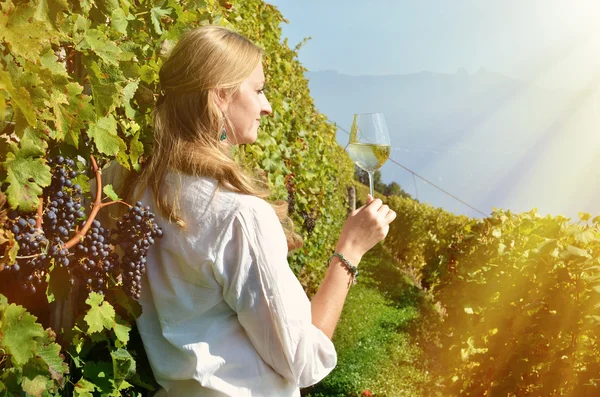 Mujer con Vino y uvas . —  Fotos de Stock