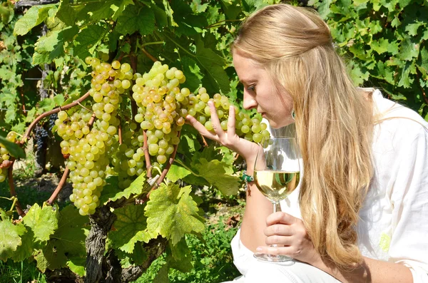 Woman with Wine and grapes — Stock Photo, Image