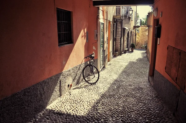 Ποδήλατο σε στενό δρόμο του Bellagio — Φωτογραφία Αρχείου