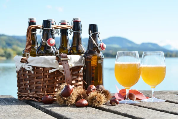 Bierflaschen im Vintage-Korb auf einem Holzsteg — Stockfoto