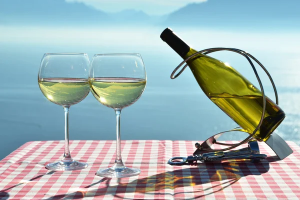 Wine against Geneva lake — Stock Photo, Image