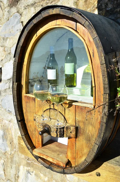 Wijnglazen en vat in Lavaux — Stockfoto