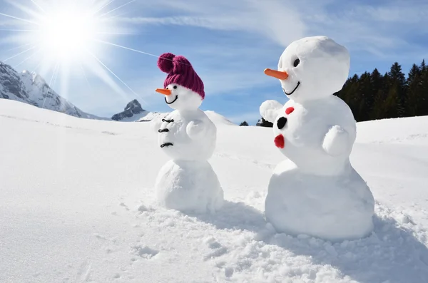 Sneeuwmannen tegen Zwitserse Alpen — Stockfoto