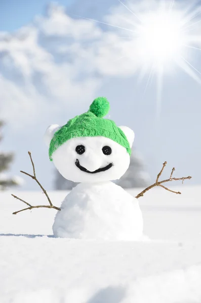 Muñeco de nieve contra el paisaje alpino — Foto de Stock