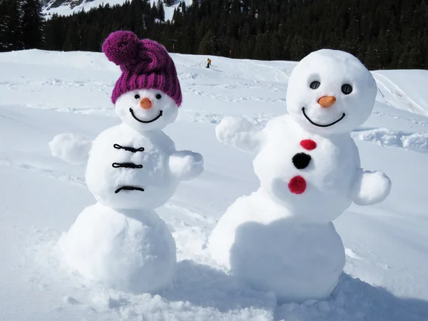 Par de bonecos de neve engraçados — Fotografia de Stock
