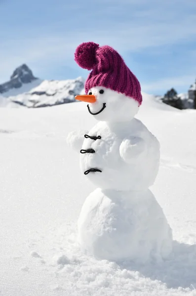Boneco de neve contra os Alpes Suíços — Fotografia de Stock