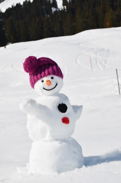 Boneco de neve contra os Alpes Suíços — Fotografia de Stock