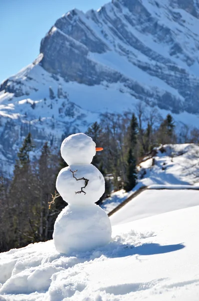 Muñeco de nieve contra Alpes suizos —  Fotos de Stock
