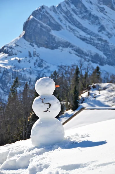 Schneemann gegen Schweizer Alpen — Stockfoto