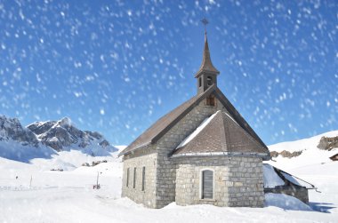 Melchsee-Frutt bir kilisede, kış
