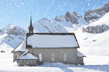 Melchsee-Frutt bir kilisede, kış