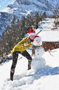 Bir kardan adam ile poz kız