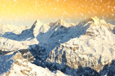 Schilthorn tepesinden görüntülemek