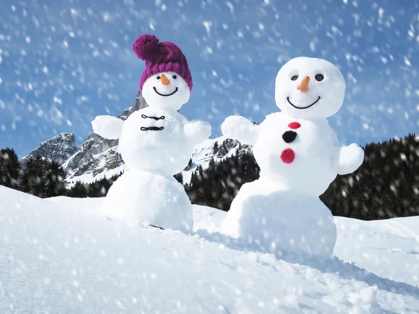 Coppia di simpatici pupazzi di neve — Foto Stock