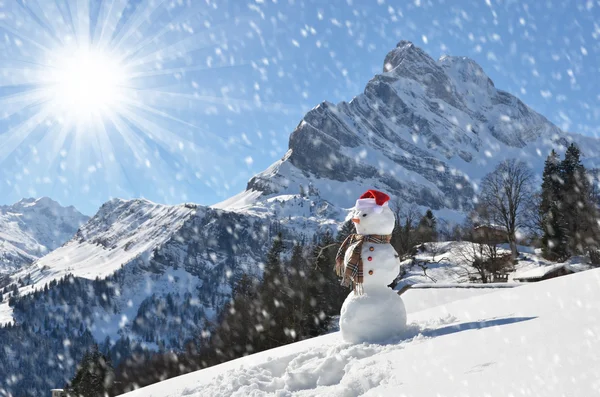 Boneco de neve engraçado em Alpes suíços — Fotografia de Stock