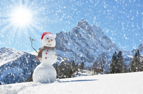 Carino pupazzo di neve nelle Alpi svizzere — Foto Stock