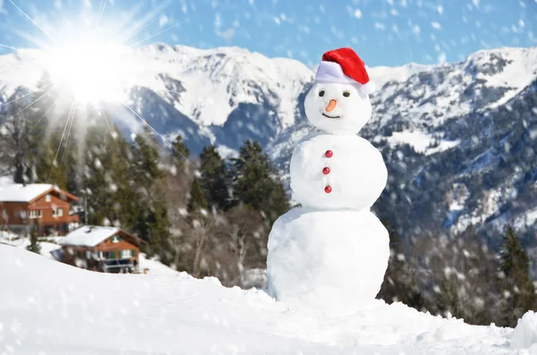 Söt snögubbe i schweiziska Alperna — Stockfoto