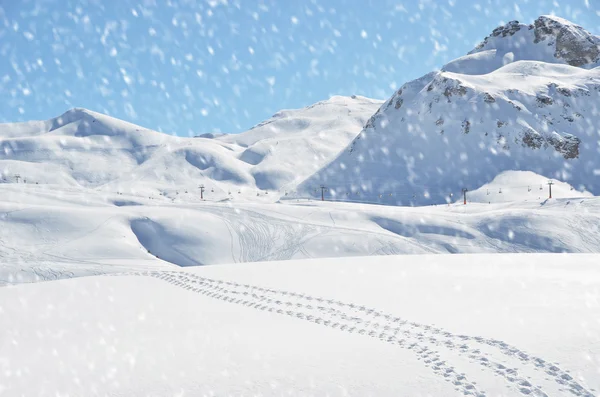 Melchsee-Frutt içinde kar üzerinde ayak sesleri — Stok fotoğraf
