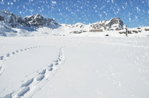 Voetstappen in de sneeuw in Melchsee-Frutt — Stockfoto