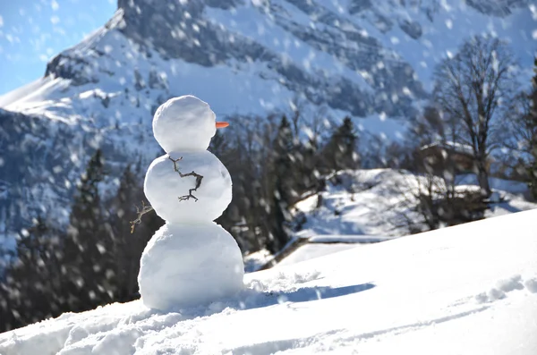 Boneco de neve nas montanhas alpinas — Fotografia de Stock