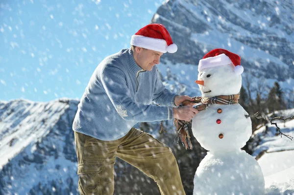 サンタの帽子と雪だるまの男 — ストック写真