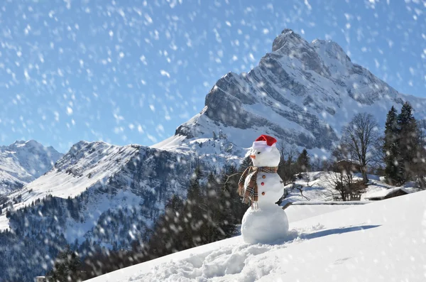 Boneco de neve contra o panorama alpino — Fotografia de Stock