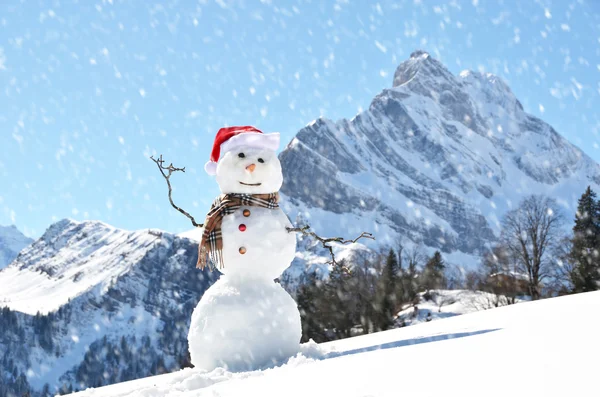 Muñeco de nieve contra panorama alpino —  Fotos de Stock