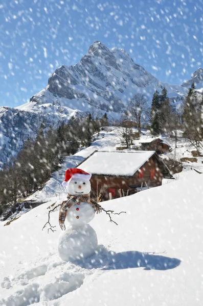 Pupazzo di neve contro panorama alpino — Foto Stock