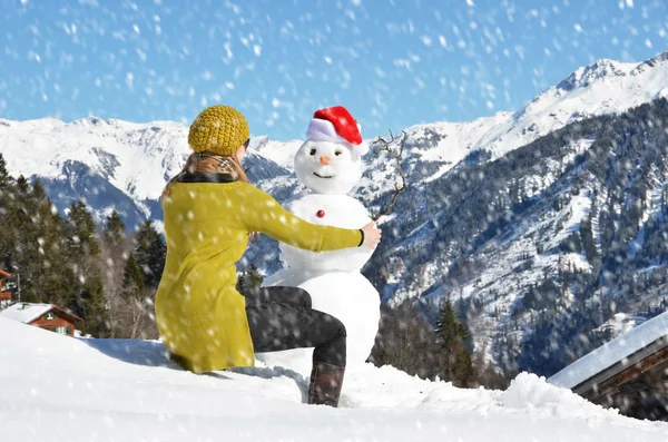 Kız bir kardan adam dekorasyon — Stok fotoğraf