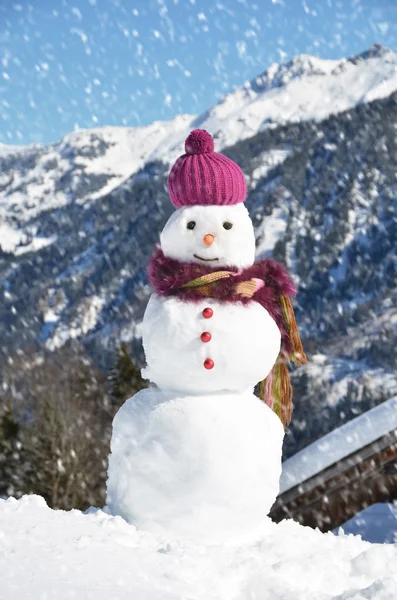 Sneeuwpop tegen Alpenpanorama — Stok fotoğraf