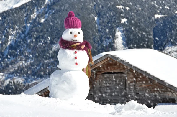 Pupazzo di neve contro panorama alpino — Foto Stock