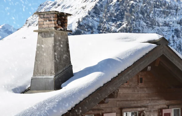 Camino sul tetto del cottage svizzero — Foto Stock