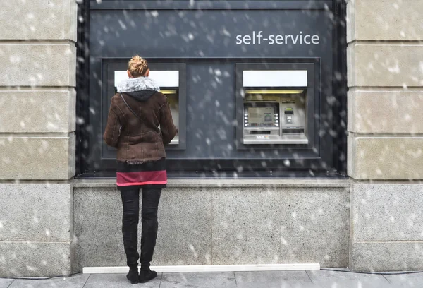 Visão traseira da menina no ATM — Fotografia de Stock