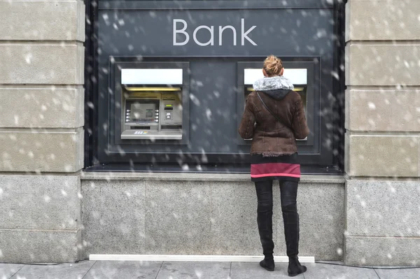 Vue arrière de la fille à ATM — Photo