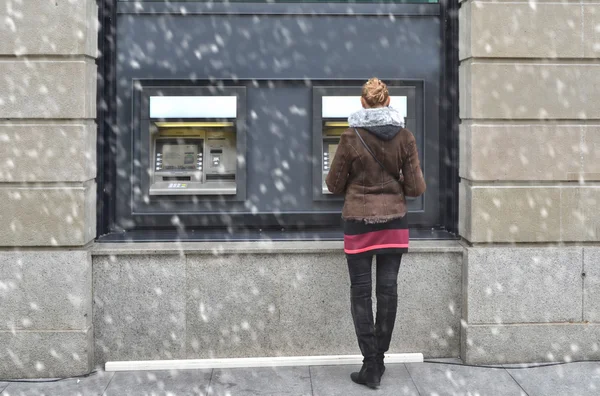 Bakifrån av flicka på Atm — Stockfoto