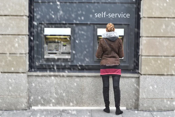 Pohled zezadu na dívku v Atm — Stock fotografie