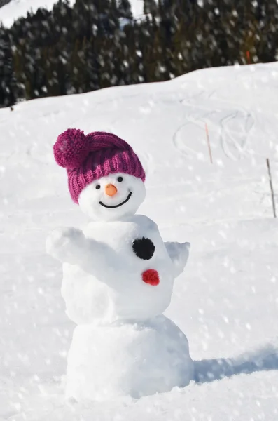 Muñeco de nieve divertido en los Alpes suizos — Foto de Stock