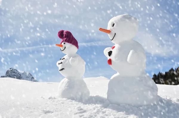 Muñecos de nieve contra el paisaje alpino —  Fotos de Stock