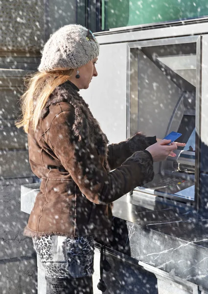 Tampilan samping gadis di ATM — Stok Foto