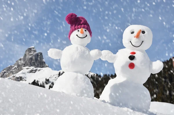Muñecos de nieve contra el paisaje alpino — Foto de Stock