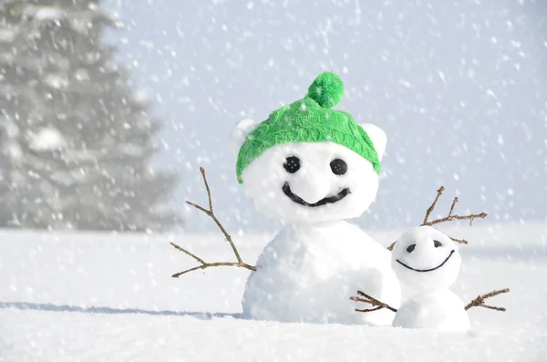 Muñecos de nieve divertidos contra los Alpes suizos — Foto de Stock
