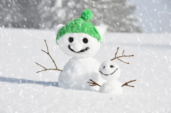 Ζευγάρι αστεία χιονάνθρωποι — Φωτογραφία Αρχείου