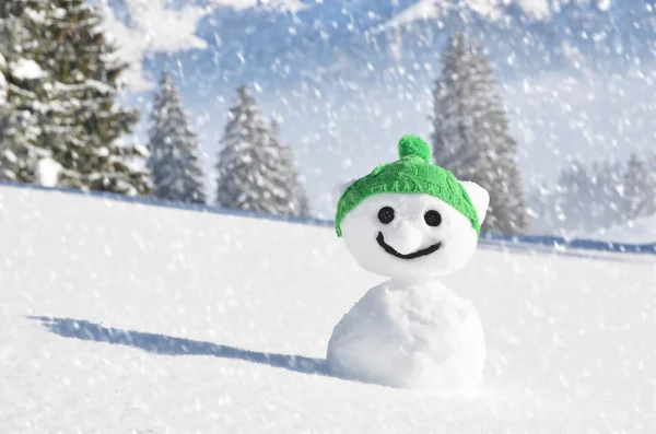 Boneco de neve contra a paisagem alpina — Fotografia de Stock