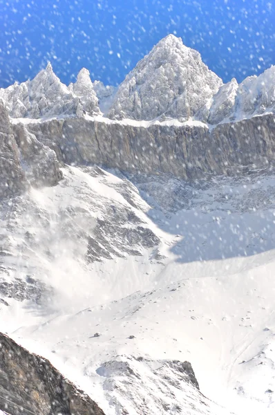 Deslizamiento de nieve en la región del olmo — Foto de Stock