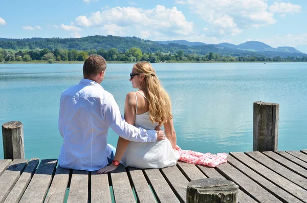 Paar auf Holzsteg — Stockfoto