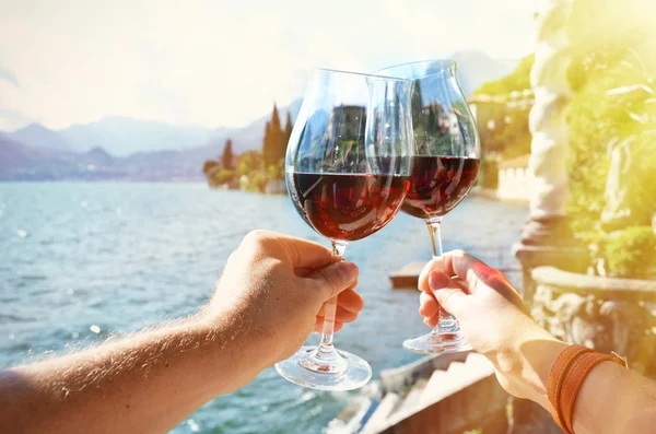 Due bicchieri da vino in mano . — Foto Stock