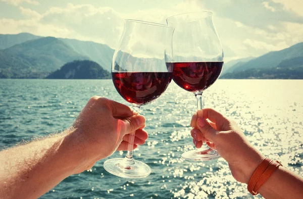 Due bicchieri da vino in mano . — Foto Stock
