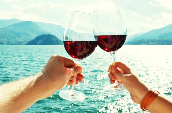 Twee wijnglazen in handen. — Stockfoto