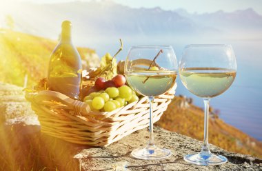 İle masada üzüm şarap