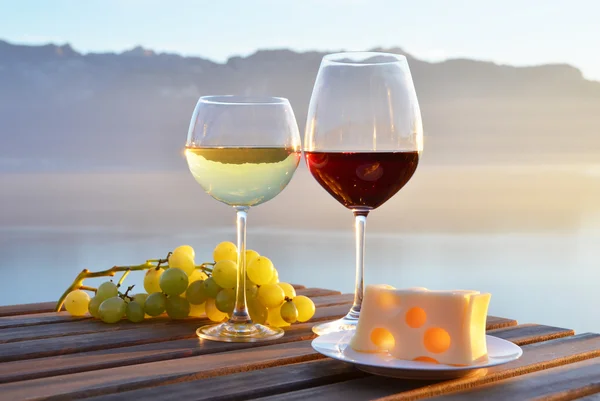 テーブルの上のチーズを白ワイン — ストック写真